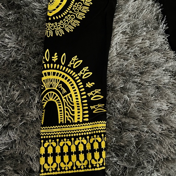 Black leggings with yellow accent pattern - Picture 3 of 3